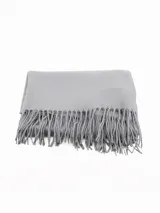 Pashmina de textura suave en color gris, con diseño rectangular y terminaciones con flecos en los extremos.