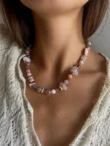Collar corto con cuentas de piedras naturales en tonos rosados, beige y plateado.