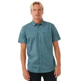 Camisa de manga corta color verde con estampado de micro triángulos blancos. Tiene cuello clásico, cierre con botones y bolsillo en el pecho.