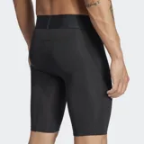 Calza corta Adidas Techfit de color negro, diseñada con corte ajustado y tecnología transpirable AEROREADY para mayor sujeción y comodidad en la cancha.