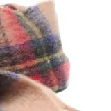 Bufanda de lana con diseño de cuadros escoceses en tonos beige, rojo, azul y amarillo, con terminación de flecos en los extremos.
