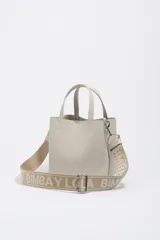 Bolso de mano de tamaño pequeño con estructura rígida, confeccionado en piel reconstituida color gris claro. Cuenta con doble asa superior, correa ajustable con logo de la marca y logo metálico en la parte frontal.