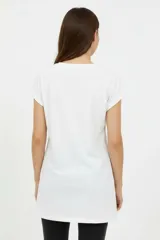 Remera de manga corta de algodón, de corte holgado y cuello a la base. Presenta un estampado frontal en el pecho con forma de corazón y encaje, con la inscripción "La Dolce Vita".