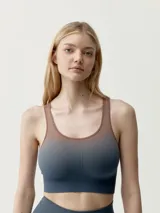 Top deportivo con efecto degradé en tonos marrón y gris azulado, con diseño sin costuras y tirantes anchos.