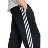 Pantalón deportivo adidas de corte recto, color negro con las clásicas tres tiras blancas a lo largo de los laterales y el logo del trébol bordado en la pierna. Cuenta con cintura elástica.