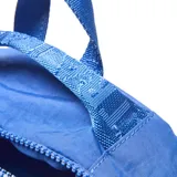 Mochila de tela arrugada color azul, con múltiples compartimentos con cierre, bolsillos laterales y logo circular grabado en el frente.