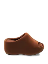 Sandalia estilo zueco con plataforma gruesa, color marrón, forrada en tela y con abertura en la punta para los dedos.