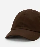Gorra de sarga con visera curva y cierre posterior ajustable con hebilla metálica.