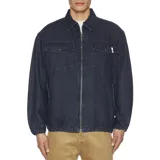 Campera de denim azul oscuro con cierre frontal, cuello clásico, dos bolsillos con solapa en el pecho y bolsillos laterales.