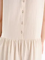 Vestido largo sin mangas, de corte amplio y relajado, con estampa a cuadros, escote redondo y falda fruncida. Cuenta con detalles de costura a contratono en las sisas y logo frontal.