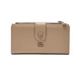 Billetera de símil cuero color taupe, con cierre superior y solapa frontal con broche a presión decorado con una flor en relieve y el logo de la marca.