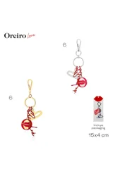 Llavero metálico plateado con mosquetón y argolla, decorado con charms colgantes: un corazón plateado, una firma roja y un dije redondo con diseño de labios.