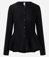 Saco de tricot negro con diseño peplum, cuello redondo, mangas largas y cierre frontal con botones. Presenta un corte ajustado en el torso que se ensancha en la cintura.