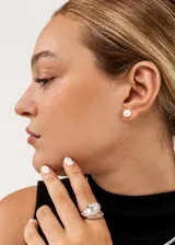 Aros tipo botón de plata 925 con perlas naturales de río de 9mm de diámetro.