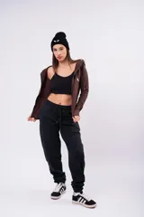 Campera de felpa con frisa y lycra color bordó, con capucha, cierre metálico y bolsillos frontales.