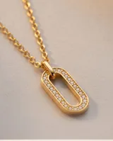 Collar de acero con baño de oro, con cadena de eslabones finos y dije colgante de diseño ovalado adornado con circonias en su contorno.