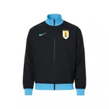 Campera deportiva Nike de Uruguay, color negro, con cuello, puños y cintura en celeste. Presenta cierre frontal, logo Nike en celeste y escudo de la selección uruguaya con cuatro estrellas sobre el pecho.