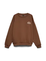 Buzo boxy marrón con cuello redondo, manga larga y diseño holgado, con pequeño estampado circular en el pecho.