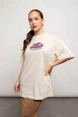 Remera color crema de algodón con estampado de frutas y texto en azul.