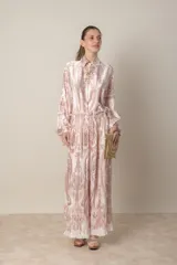 Camisa italiana de satén de seda estampada en tonos rosados y blancos, con manga murciélago.