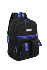 Mochila negra con detalles en azul de la marca Trendy. Posee un compartimento principal espacioso con cierre de doble cursor, bolsillos frontales con cierre y solapa, y bolsillos laterales de red. Cuenta con correas acolchadas ajustables y asa superior para mayor comodidad.