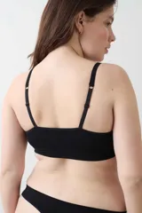 Bralette negro de microfibra seamless, con copas removibles y breteles ajustables.