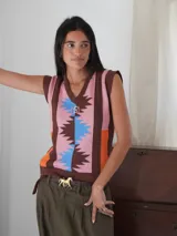 Chaleco sin mangas de tejido de punto con escote en V y diseño geométrico con rayas verticales en tonos marrón, naranja, rosa y celeste.