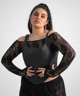 Conjunto de top y minifalda color borgoña. El top es strapless con mangas largas de tul y corpiño de cuero sintético. La minifalda es de cuero sintético con cordones laterales.