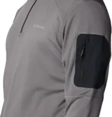Polar gris de manga larga con cuello alto y cierre de 1/4. Presenta un bolsillo negro con cierre en la manga izquierda y detalles reflectantes en el pecho. Con tecnología Omni-Shade™ UPF 40 y Omni-Wick™.