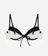 Top de bikini Bossa Nossa con diseño color block en negro y blanco, confeccionado en microfibra con textura plisada. Presenta copa estructurada con aro, breteles finos regulables y un detalle de botón decorativo en el centro.