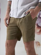 Bermuda color verde oliva de corte casual, confeccionada en lino y algodón.