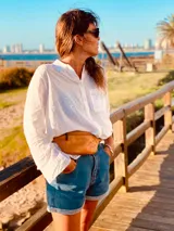 Riñonera de cuero color marrón claro con cierre superior y correa ajustable.