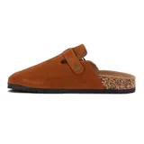 Zueco de cuero gamuzado color marrón, con diseño destalonado, punta redonda y tira ajustable con hebilla metálica lateral. Suela de corcho y base de goma negra.