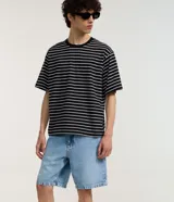 Bermuda masculina de denim negro en modelo slim con cintura fija, trabillas para cinturón, cierre tradicional y bolsillos delanteros y traseros.