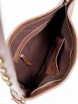 Bandolera 100% cuero color marrón, con diseño amplio y espacioso, detalles de tachas metálicas en los laterales del cuerpo y en el asa corta. Cuenta con forro interior y bolsillo con cierre.