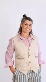 Chaleco sastrero de acrocel de algodón color beige, con escote en V, cierre frontal con botones y bolsillos ribeteados con detalles a contratono.