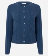 Cardigan de punto canelado color verde oliva, con cuello redondo, manga larga y cierre frontal con botones pequeños. Presenta un diseño ajustado al cuerpo.