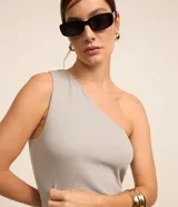 Vestido midi negro de rib con un solo hombro.