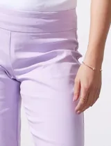 Bermuda color beige de gabardina elastizada, marca Zac & Rachel. Pretina ancha elastizada.