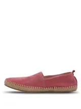 Alpargatas Hush Puppies modelo Hubert, color bordó con textura de rayas finas. Presenta suela de yute con costuras reforzadas en color rojo y detalle de etiqueta de marca en el lateral.