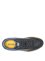 Sneakers de hombre Caterpillar modelo Pause Retro, color negro con detalles en azul y suela de goma color tostado. Confeccionados en cuero napa y gamuza, con cordones y suela texturizada con patrón de panal.