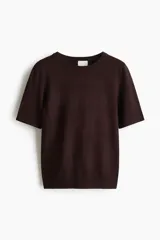 Remera de manga corta confeccionada en tejido de punto fino con mezcla de viscosa. Presenta cuello redondo, puños y bajo con terminación en punto acanalado.