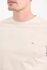 Remera de algodón con cuello redondo y manga corta, de diseño liso con pequeño detalle de etiqueta bordada en el pecho.