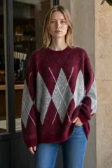 Sweater de tejido de punto con diseño de rombos en contraste, cuello redondo y mangas largas. Presenta una textura suave y un corte holgado.