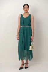 Vestido midi de gasa negro, con solera sin mangas, escote fruncido y detalle de aplique floral en el hombro.