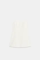 Vestido corto blanco de tejido elástico, con escote redondo y tirantes finos.