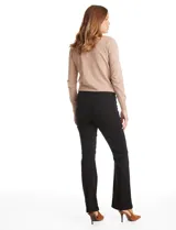 Jegging de tiro medio-alto con cintura elástica, bolsillos delanteros simulados y bolsillos traseros aplicados. Presenta un corte entallado con terminación bootcut.