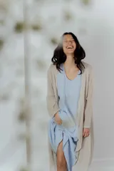 Saco de hilo color beige, de manga larga y tejido calado.