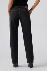 Jeans de corte recto y tiro bajo en color negro con efecto lavado, confeccionados en denim con diseño clásico de cinco bolsillos y cierre frontal con botón y cremallera.