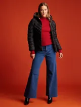 Campera de abrigo verde esmeralda, marca Michael Kors. Diseño acolchado con cierre metálico central, capucha no desmontable con cordón de ajuste y bolsillos verticales delanteros. Incluye bolsa autoportante.